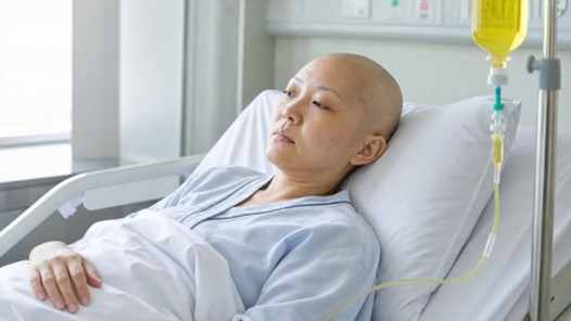 암환자가 고농도 비타민C 정맥 주사 치료를 침상에 누워서 받고 있는 모습